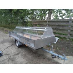 Verkoopwagen met koeling en vitrine voor vis vlees kaas