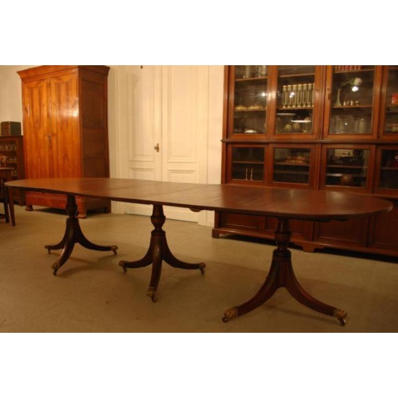 Antieke tafel (in lengte verstelbaar) & 8 antieke stoelen