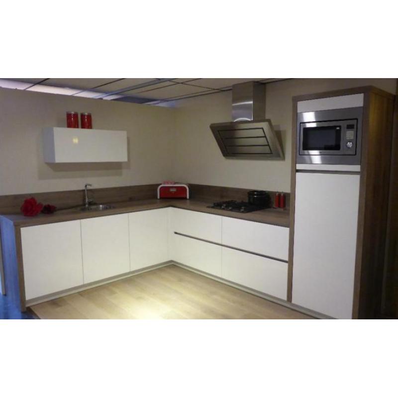 Strakke greeploze hoogglans keuken wit met apparatuur + blad