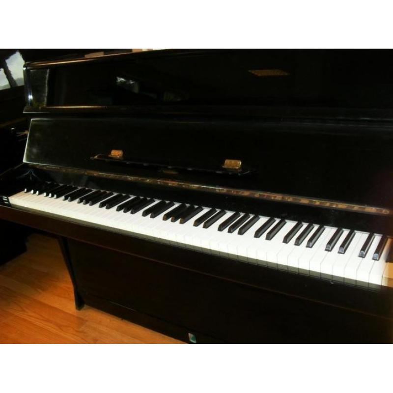 Piano's zwart hoogglans vanaf € 695,00.