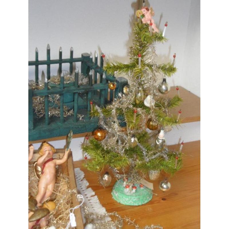Oud ganzenveren kerstboompje met prachtige oude versiering