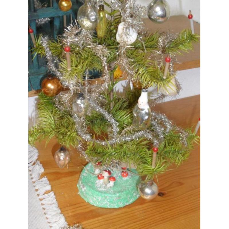 Oud ganzenveren kerstboompje met prachtige oude versiering
