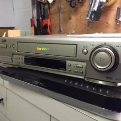VHS-Recorder JVC Super-VHS HiFi plus enorme partij banden