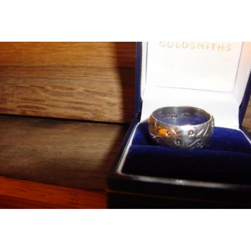 oudere engelse zilveren ring met merkjes