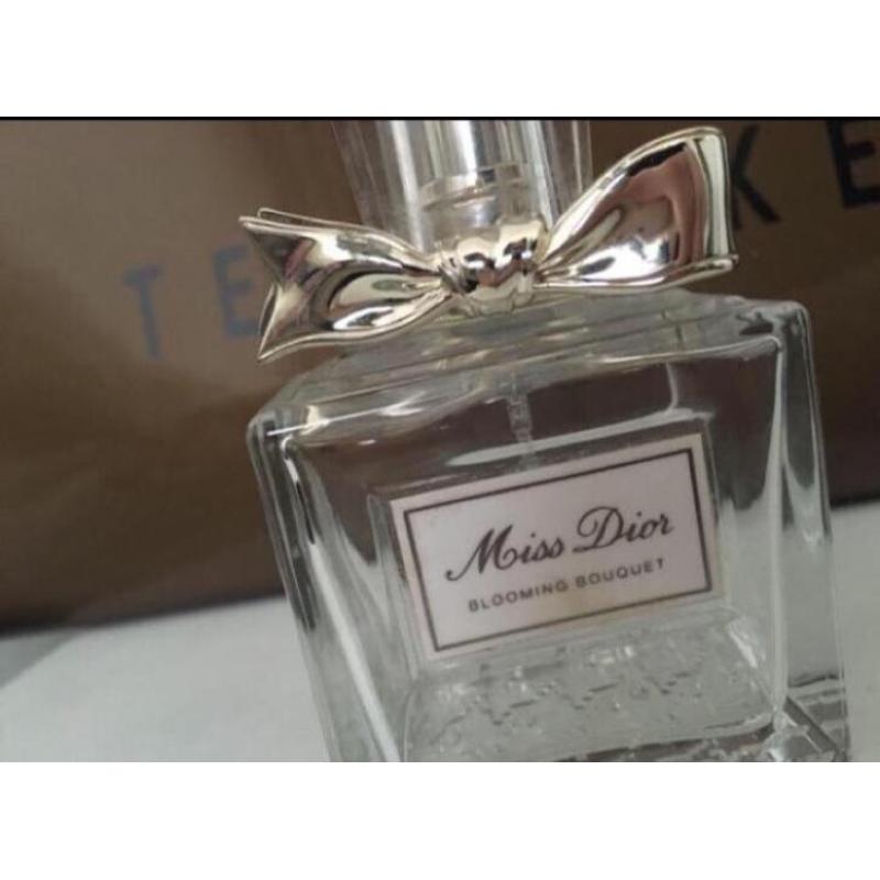 Lege parfum flesjes van Chanel en Dior leuk voor de sier