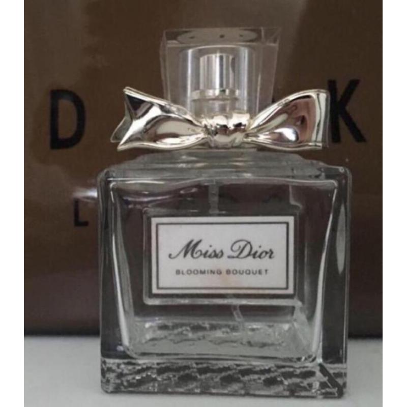 Lege parfum flesjes van Chanel en Dior leuk voor de sier