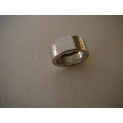 Zilveren brede zware ring 20.6 mm. licht hamerslag 925zilver