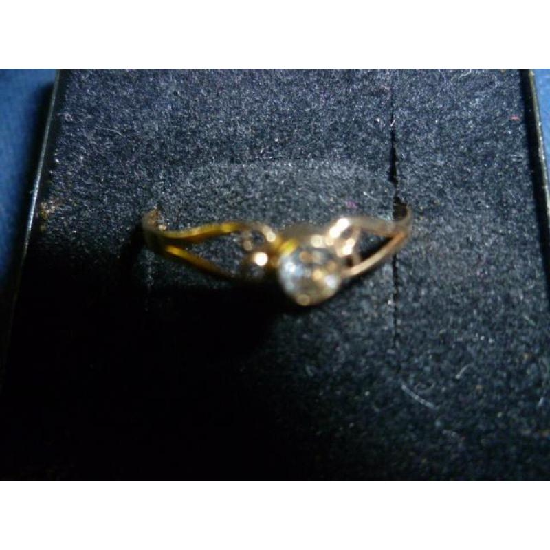 Mooie gouden ring 14 kr met geslepen edelsteen