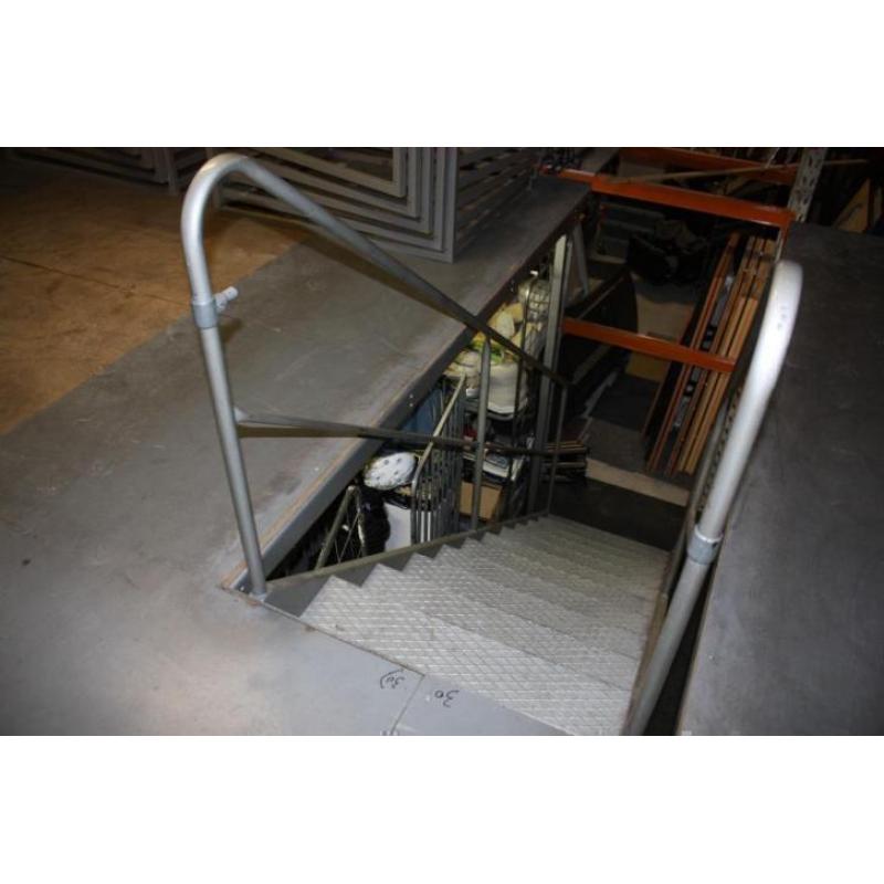 Stalen trap met leuning H 220 cm 11 tr., KSb Den Bosch BM001