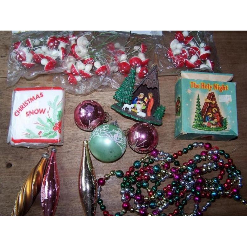 oude kerstballen , kerstversiering , kerststalletje retro