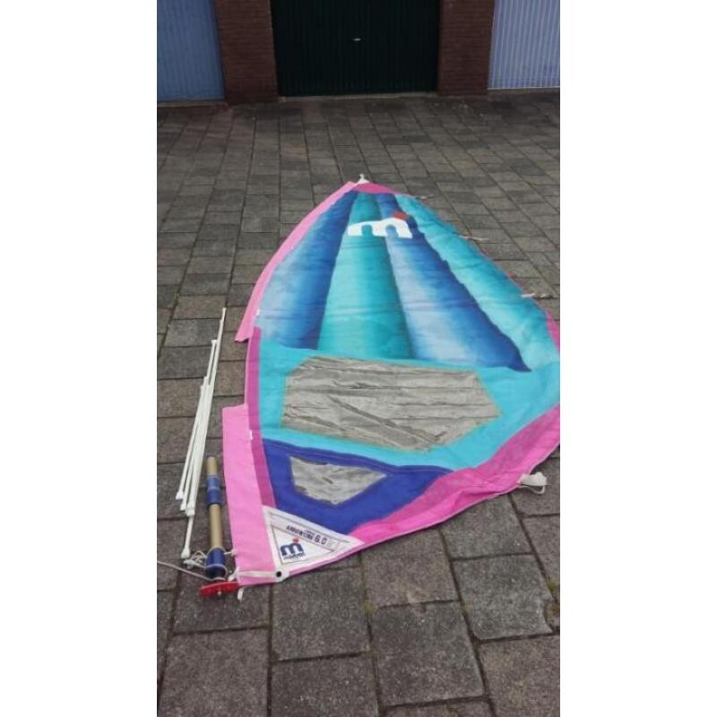 Surfplank met twee zeilen en mast en gieken compleet set