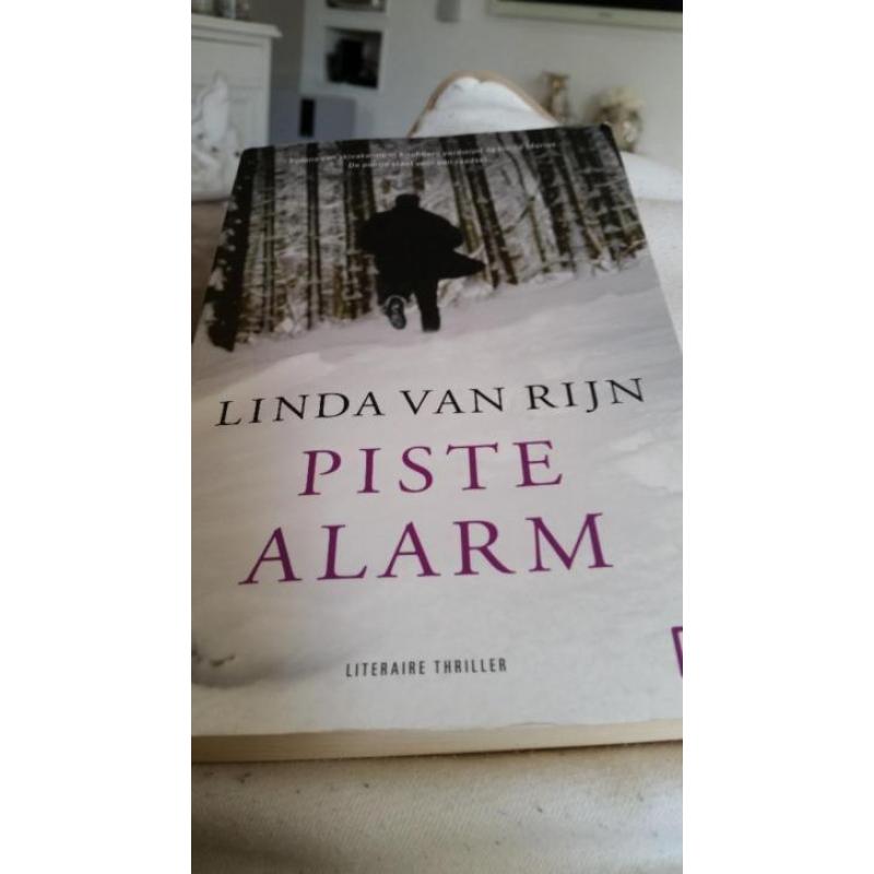 Spannende Thriller Linda van Rijn - Piste Alarm ( vermeer )