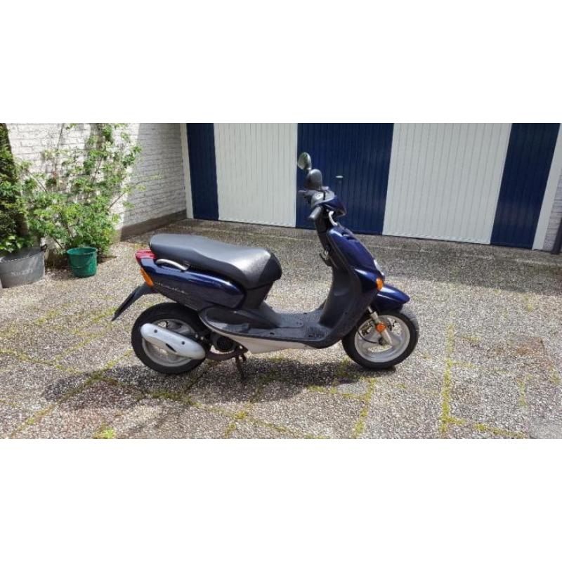 Mooie donker blauwe Yamaha Neo's scooter