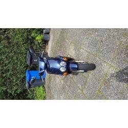 Mooie donker blauwe Yamaha Neo's scooter