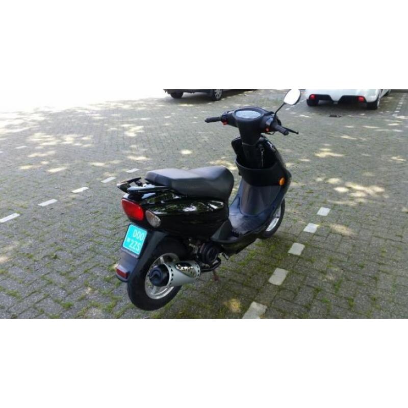 snor 25 km scooter ..nieuw staat 490 km -bj 2012