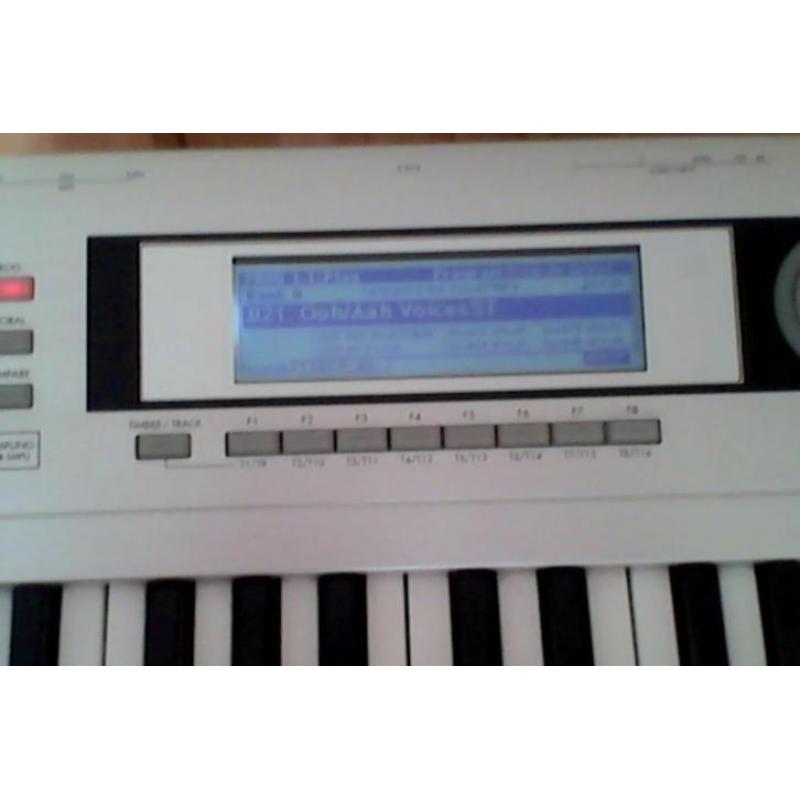 synthesizer Korg Triton le.61.