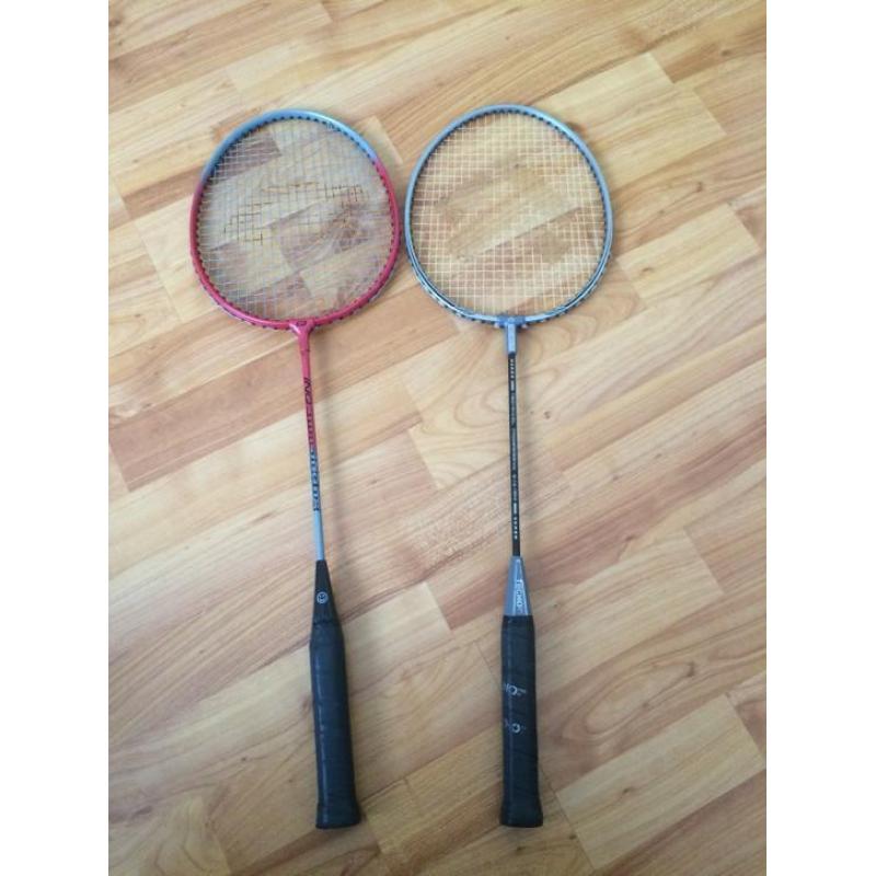 2 badminton rackets met 3 shuttles