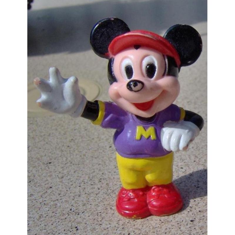 mickey mouse met pet zwaait - disney