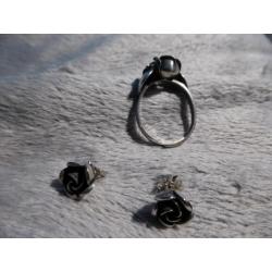 Zilveren set ring en oorstekers met roosje