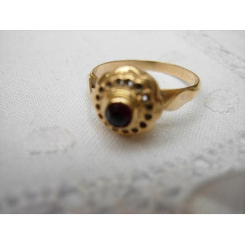 Gouden ring met granaat.
