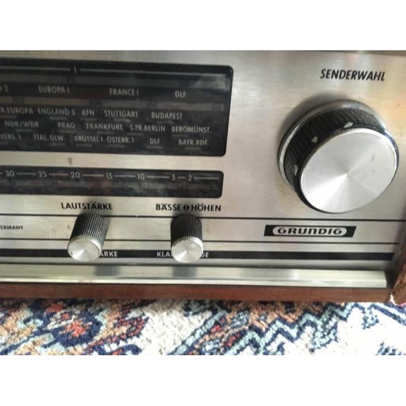 Oude vintage radio van grundig