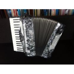Z.g.a.n. Carboni Y Figli accordeon . 72 bas . Volle klank .