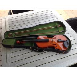 Als nieuwe viool, in leuke klassieke vioolkoffer.