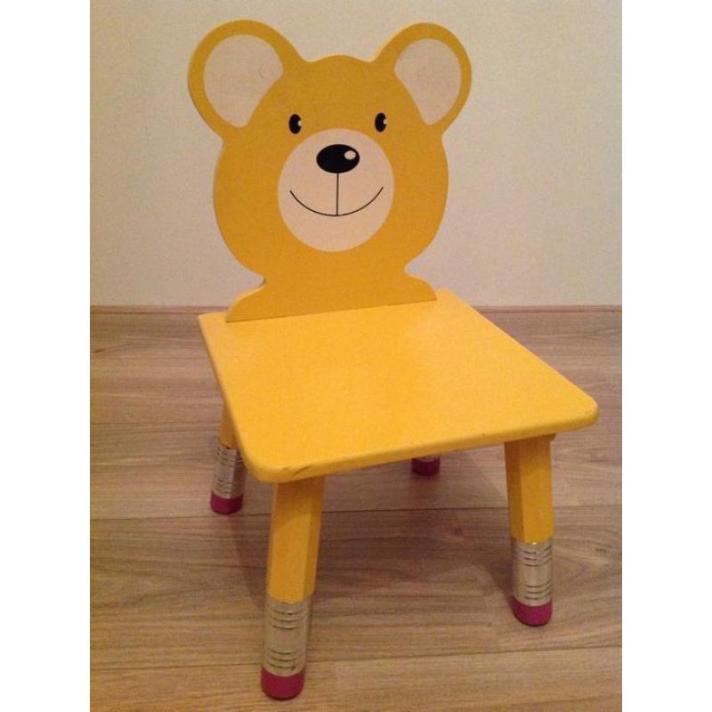Kinderstoeltje beer met "potlood poten"