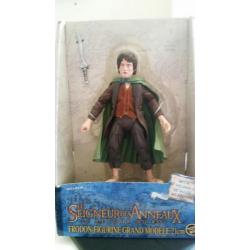 lord of the rings frodo modele 21 cm