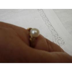 Gouden ring met zoetwater parel.