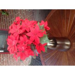 Bronskleurige vaas met rode kerststerren kunstbloem