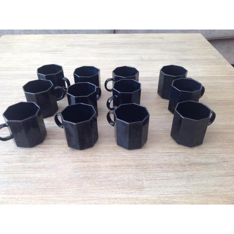 12 zwarte koffiekopjes