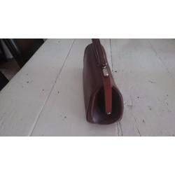 C114: Vintage dokterstas / handtas bruin leder 34 x 17 cm