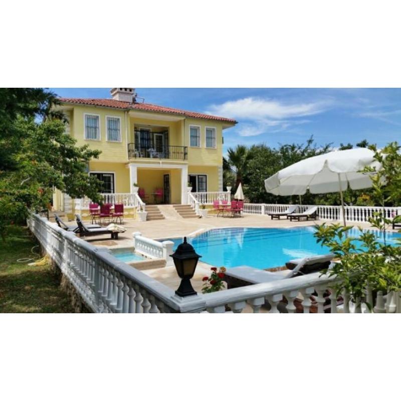 Villa met privé zwembad en mooie tuin, rustig gelegen