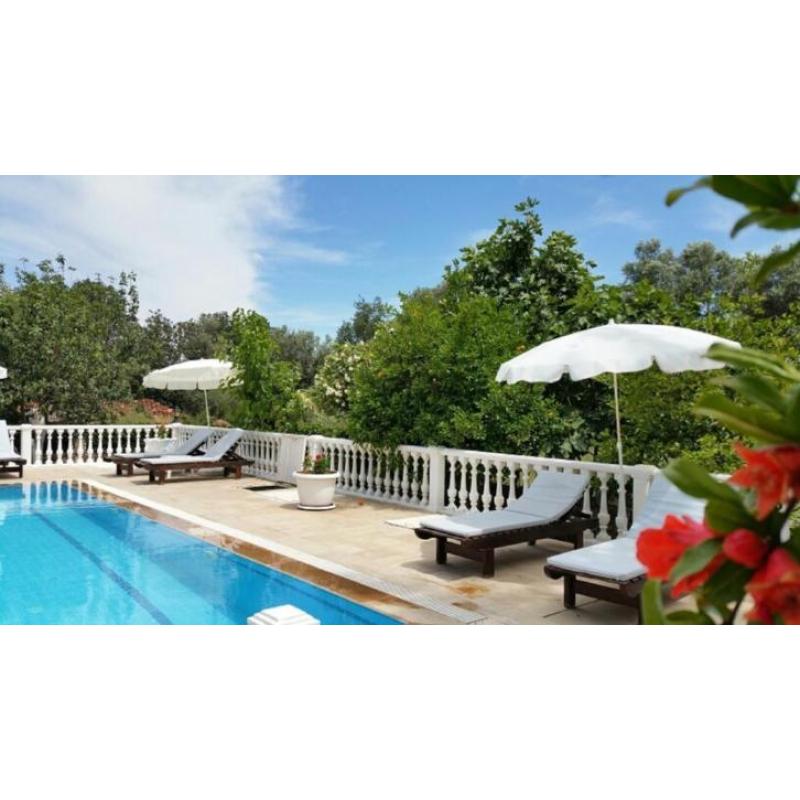 Villa met privé zwembad en mooie tuin, rustig gelegen