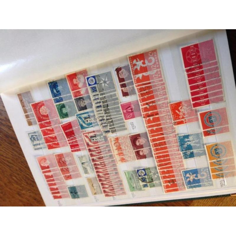 Grote hoeveelheid Nederlandse postzegels.