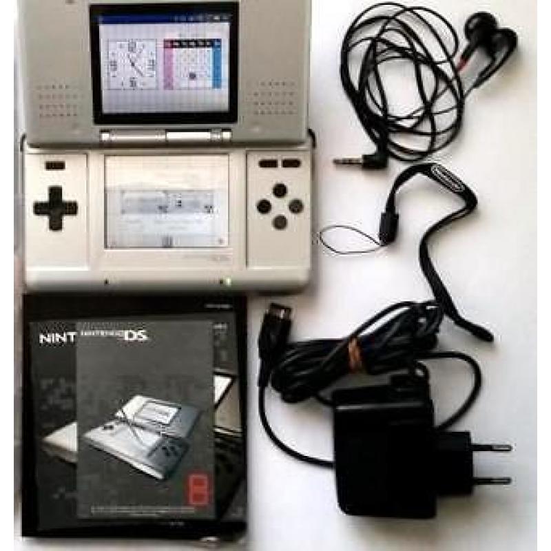Nintendo DS +/- 80 games, oortelefoon, stylus, adapter enz