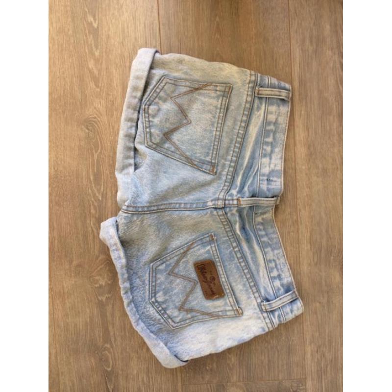 Destroyed jeans short