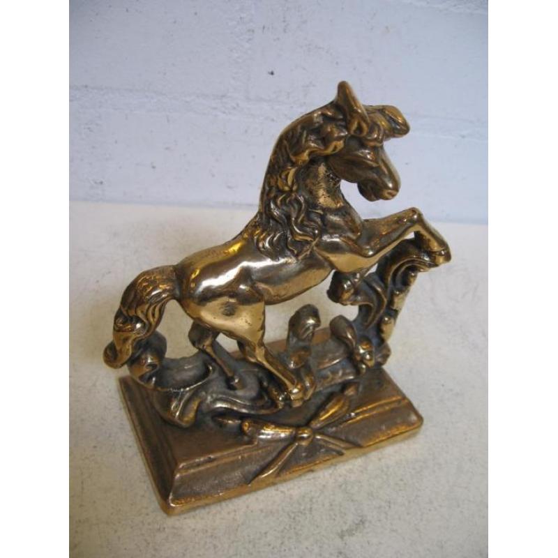 zwaar oud bronzen reliëf beeldje steigerend paardje hoog 17
