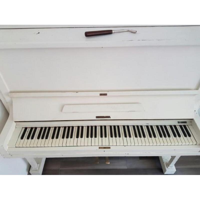 Witte goedwerkende piano