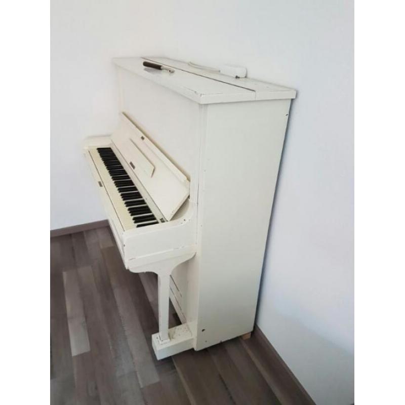 Witte goedwerkende piano