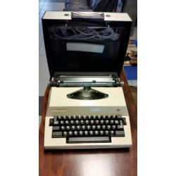 elektrisch vintage typemachine van Adler