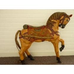 Kermispaard. antiek houten paard op steun.