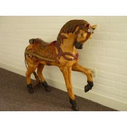 Kermispaard. antiek houten paard op steun.