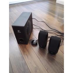 logitech s-220 speakers met subwoofer