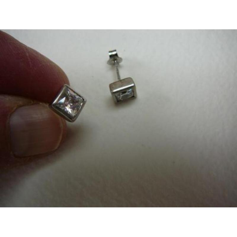 Zilveren oorbellen schittersteen 7 x 7 mm. 925 zilver