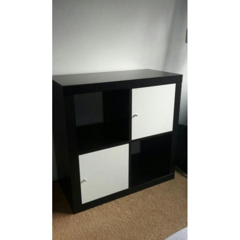KALLAX kast (IKEA) zwart, 4 vakken + 2x witte inzet! ZGAN
