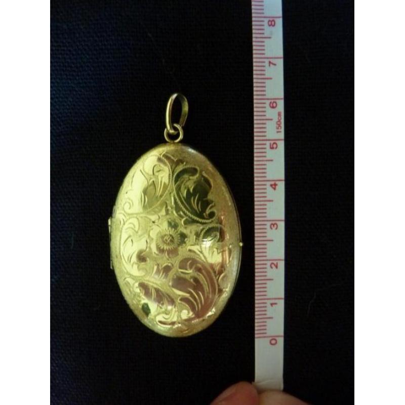Prachtige grote gouden medaillon. 5 bij 3,2 cm