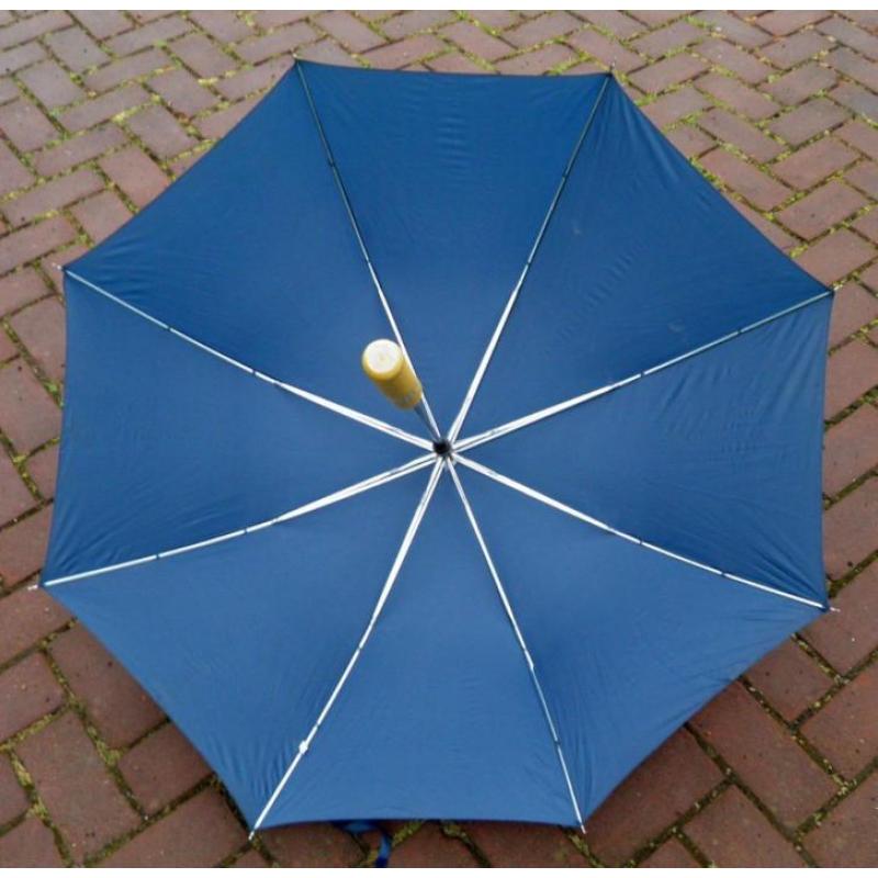 5662. Paraplu blauw ontvouwt vanzelf