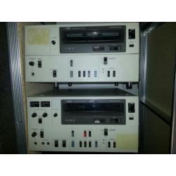 Sony VO-5630 U-Matic recorder en VP-5030 speler met banden.